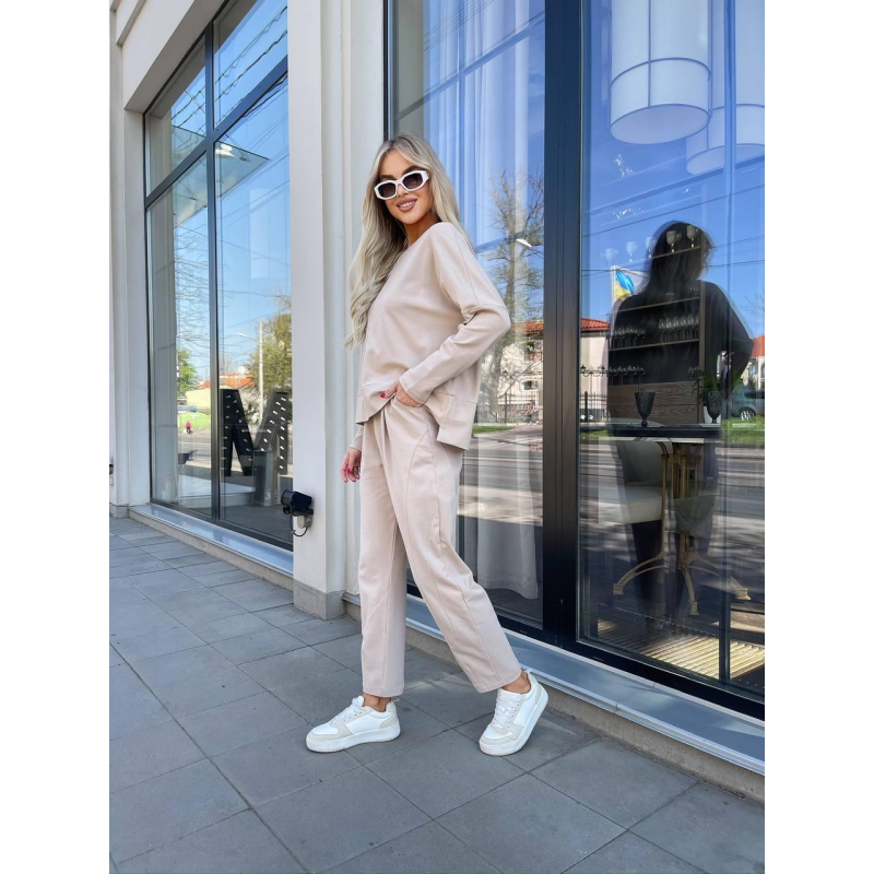 Літній жіночий прогулянковий костюм