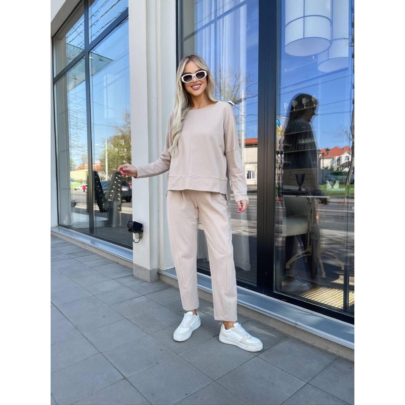 Літній жіночий прогулянковий костюм