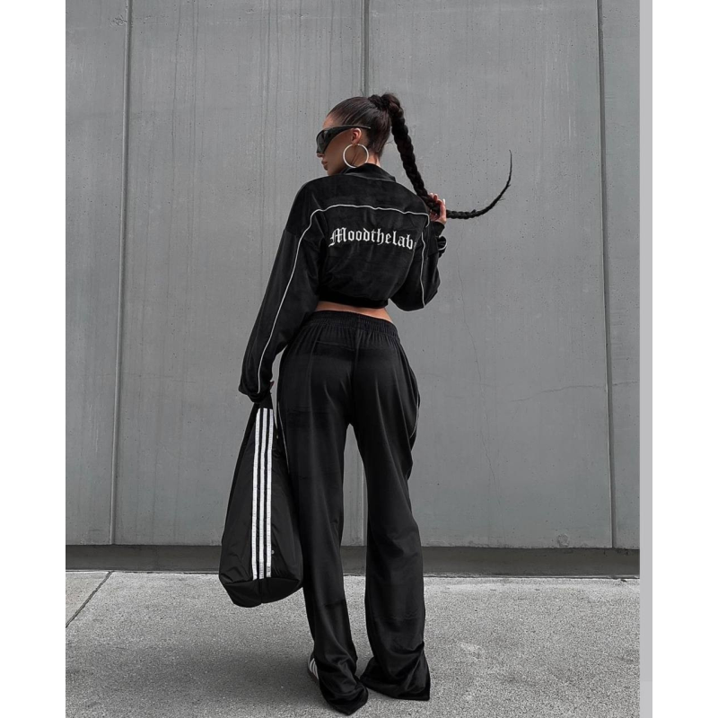 Велюровий жіночий костюм з вишивкою, Чорний