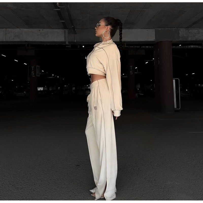 Велюровий жіночий костюм із вишивкою Бежевий, 48/52