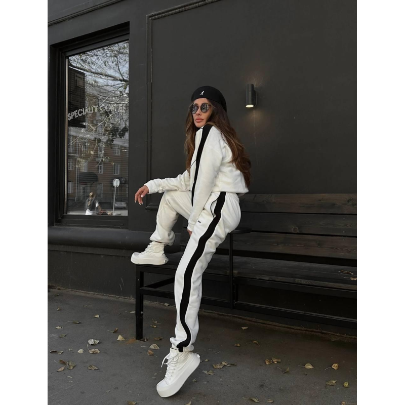 Жіночий спортивний костюм з кантом Жіночий спортивний костюм з кантом